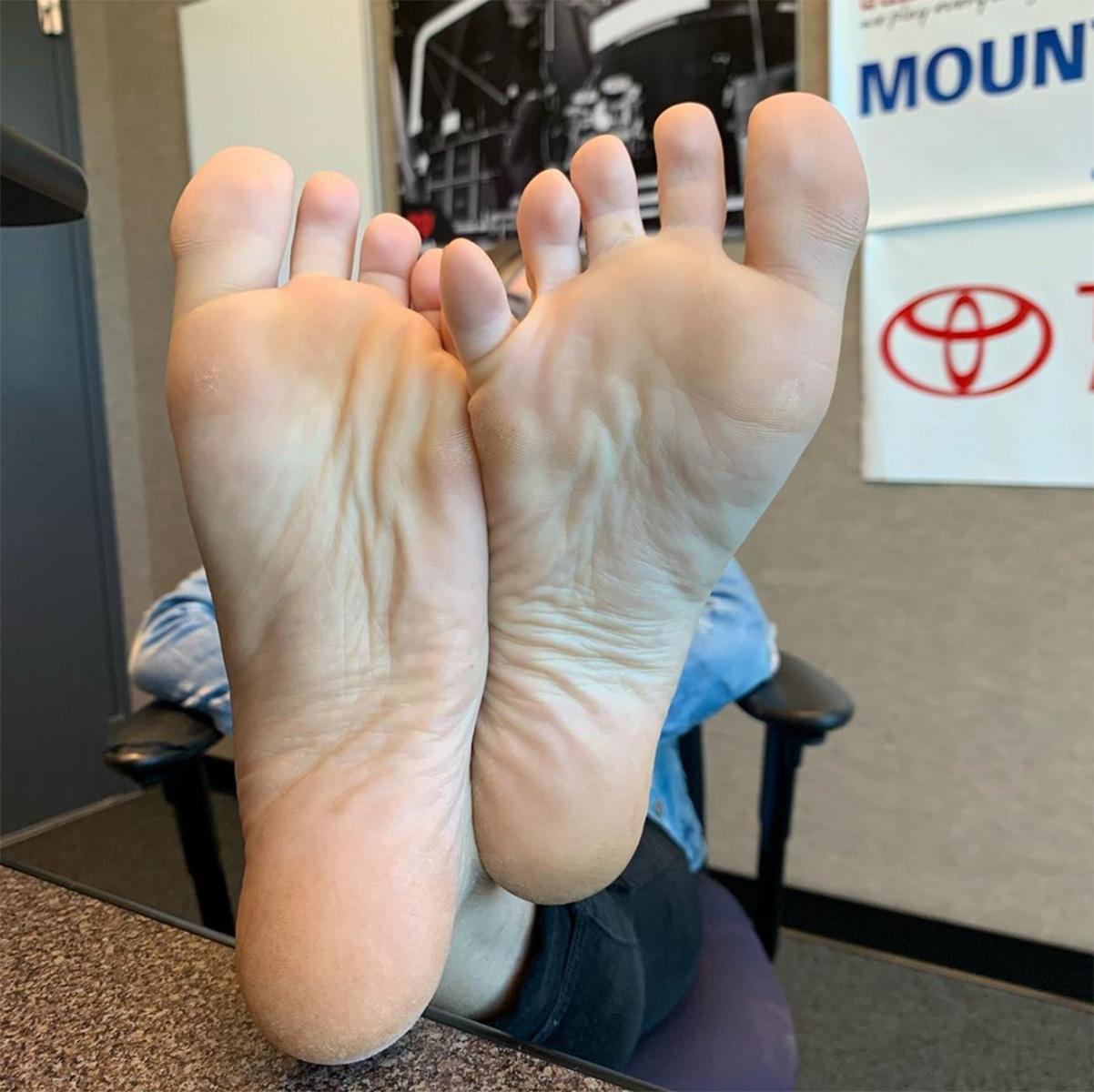 Nyon feet fetish