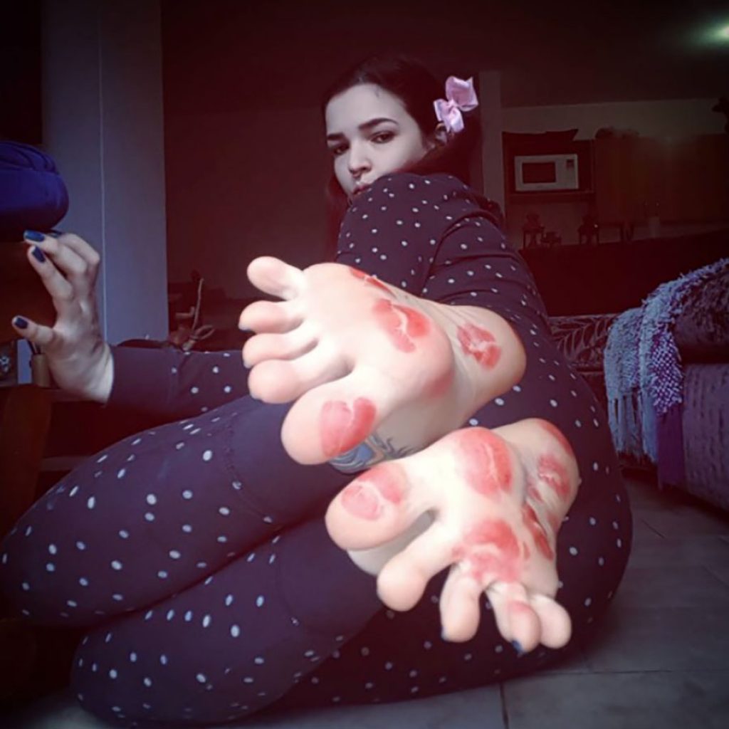 gorgeous coed feet